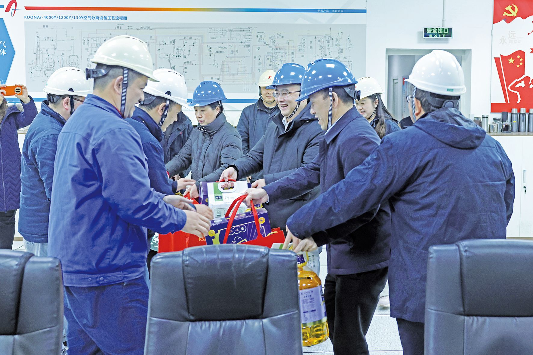 左一配图：1月28日，重庆市总工会来重钢集团朝阳公司开展了春节慰问活动。记者 沙凌云 摄